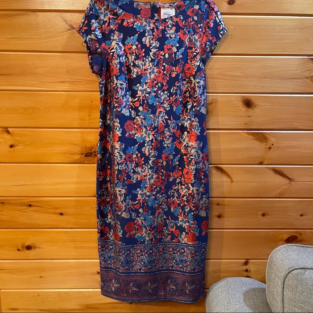 Midi dress with floral patterns